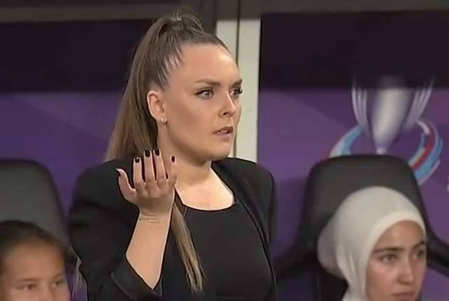 中国女足大胜乌兹别克斯坦 美女主帅誓言落空令人动容