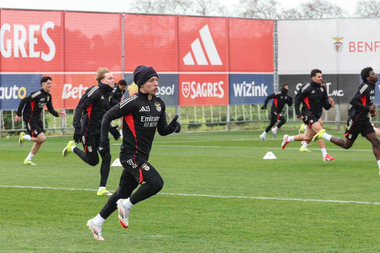 穆里尼奥的主力边锋，一个是20岁的囚王，一个是19岁的捂嘴歧视者