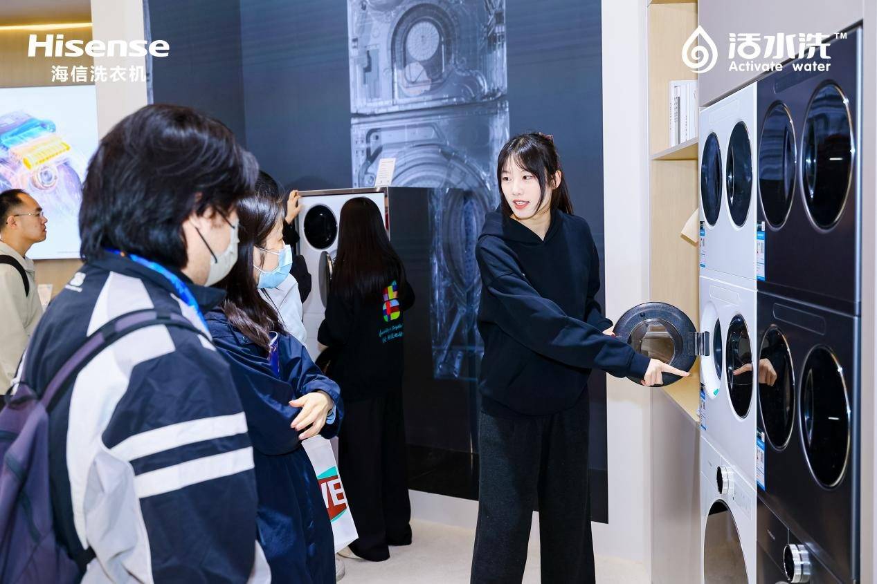 《AWE2026开幕即引爆！海信全家筒新品棉花糖U7S惊艳亮相，引现场围观》