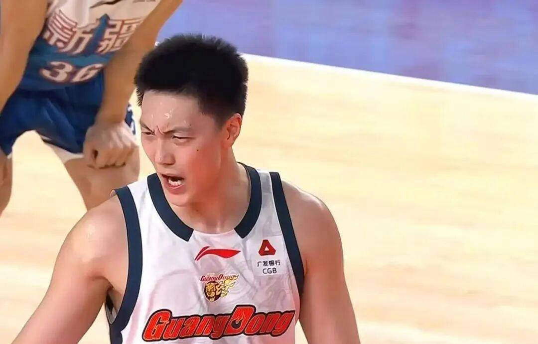 广东队遭遇新疆18分惊天逆转，杜锋却神情轻松引发热议