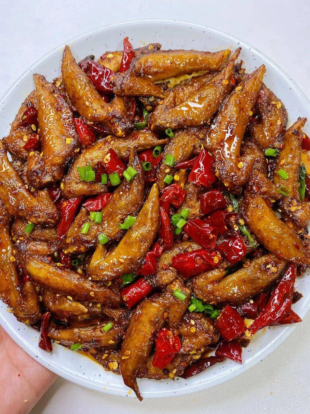 谁能拒绝这道香辣入味的干锅鸡翅尖配米饭连干三碗