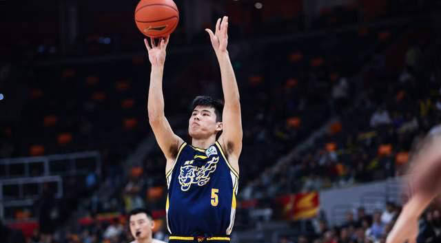 广东男篮新星渐被忽视，杜锋用人偏爱引发争议