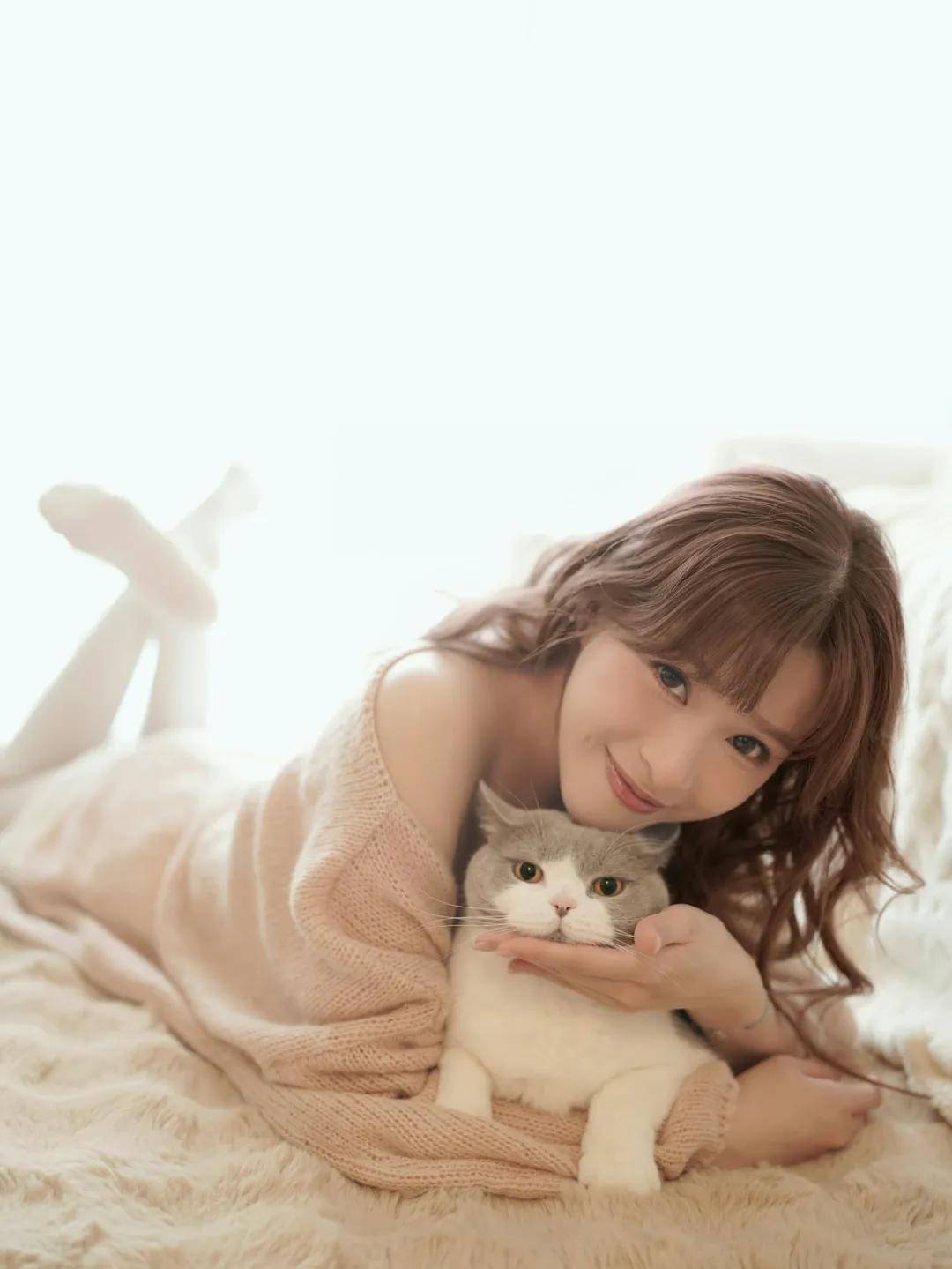 李蔓瑩(ReneeBobo)日前宣佈出版個人首本寫真《慢下來的理由》。(IG@reneebobo)