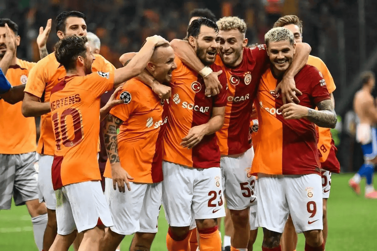 周三011欧冠：利物浦VS加拉塔萨雷 萨拉赫对决奥斯梅恩！红军主场能否复仇翻盘？