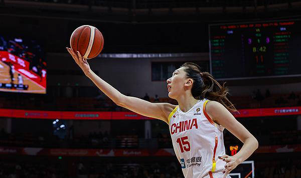 中国女篮小组赛表现出色，取得4胜1负佳绩昂首晋级2026女篮世界杯