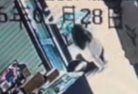 女子因要求送货上楼与快递员发生口角，被掌掴致耳膜穿孔