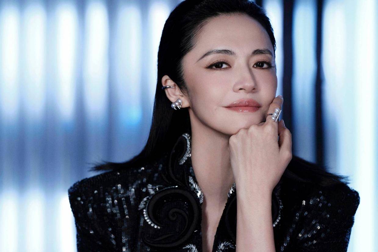 姚晨离婚后首度公开亮相 灰色大衣配大背头造型气场强大引关注