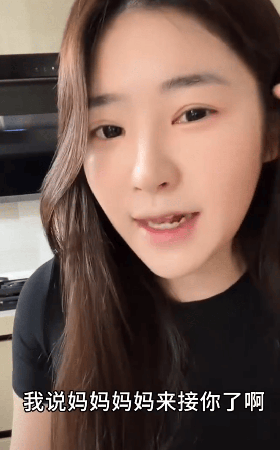 黄一鸣飞机上遇搭讪 视频女儿后对方秒变安静