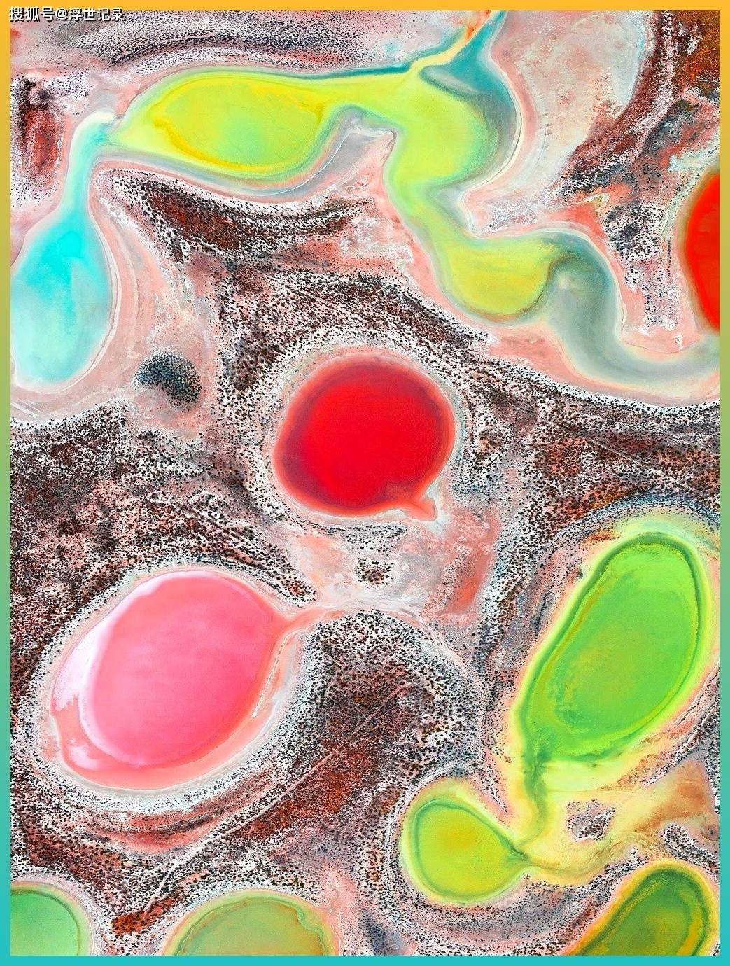 张掖七彩丹霞夜晚银河，红色山体剪影，银河清晰壮观，星空璀璨，长曝光摄影，高清