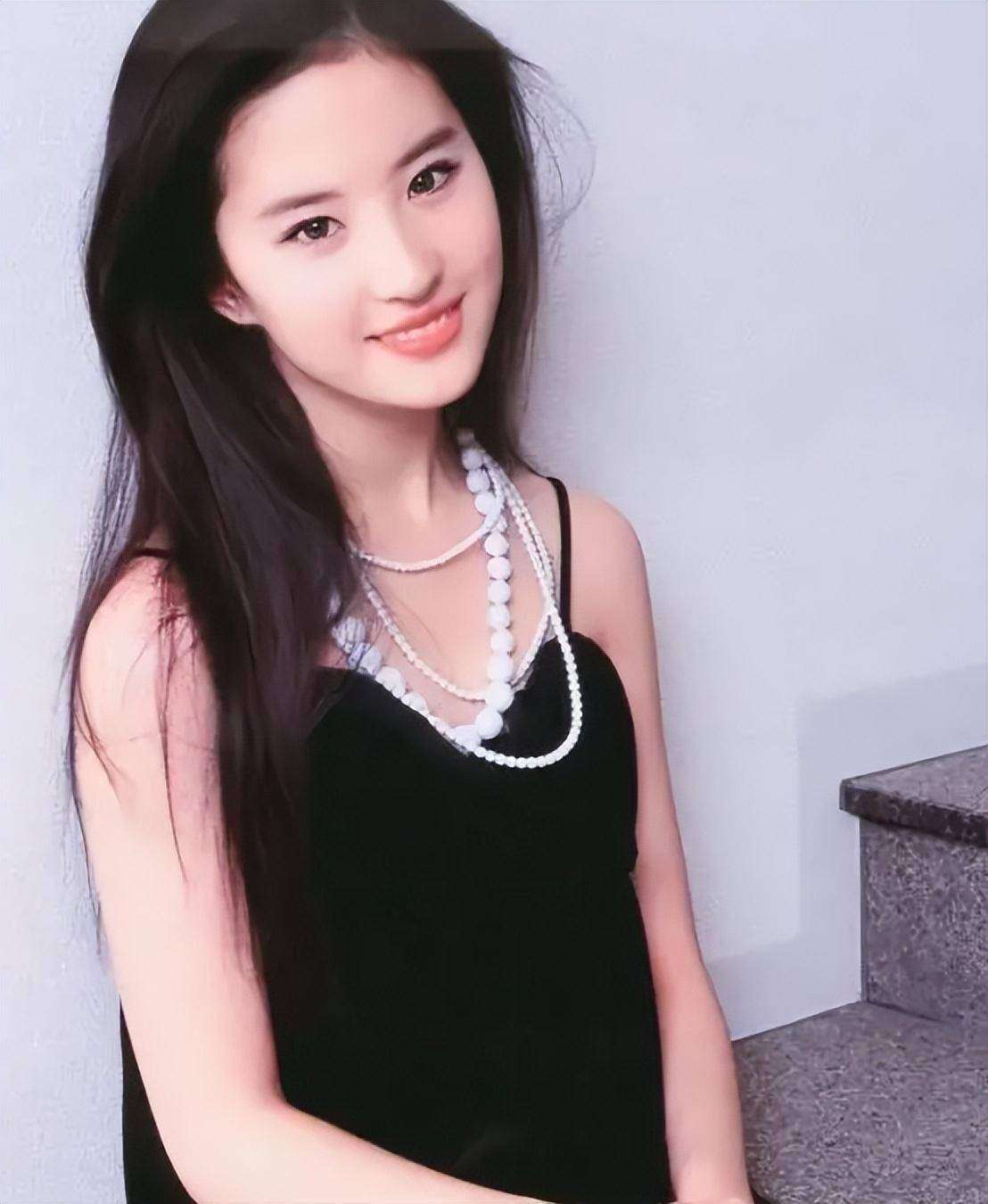 这场关于神仙姐姐人设崩塌的讨论本质上揭示了公众对明星的双重标准