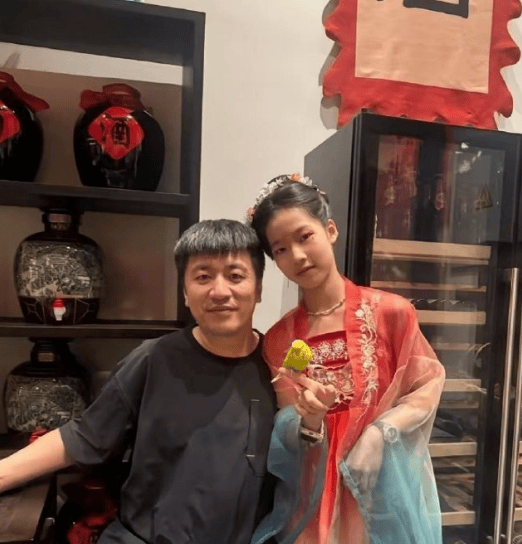 张雪峰女儿深情缅怀父亲：在我心中爸爸无比伟大