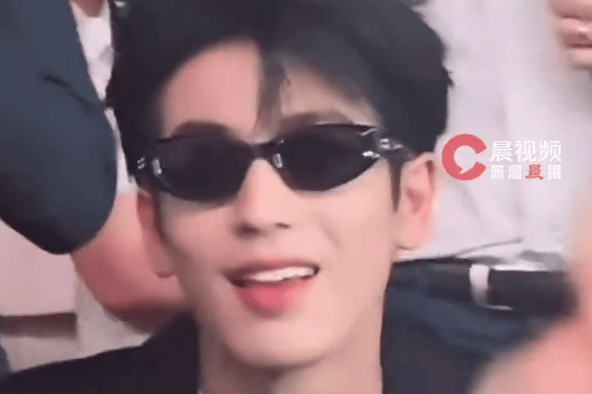 张凌赫大学暗恋故事曝光：曾觉自身混乱无资格爱人