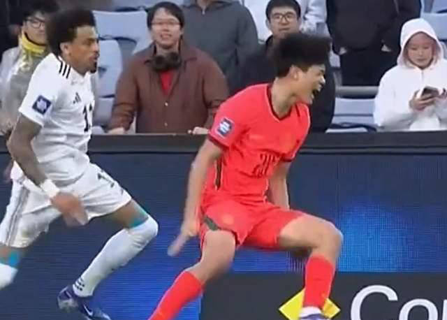 杨希今日单挑完胜两位欧洲联赛主力锋线球员：稳坐国足主力右后卫位置！