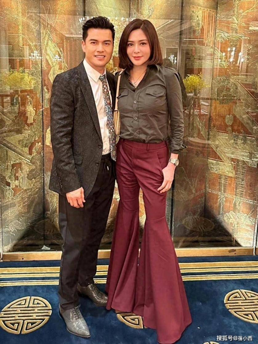 原创            63岁“关之琳”与吕良伟豪宅内聚会，穿衬衫+喇叭裤，美出新高度