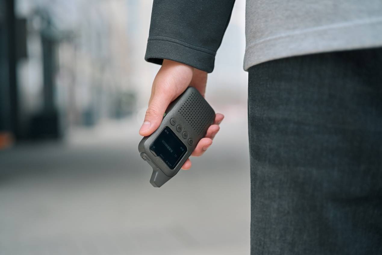 打破距离枷锁!极蜂公网对讲机QM01,一款远程通讯利器