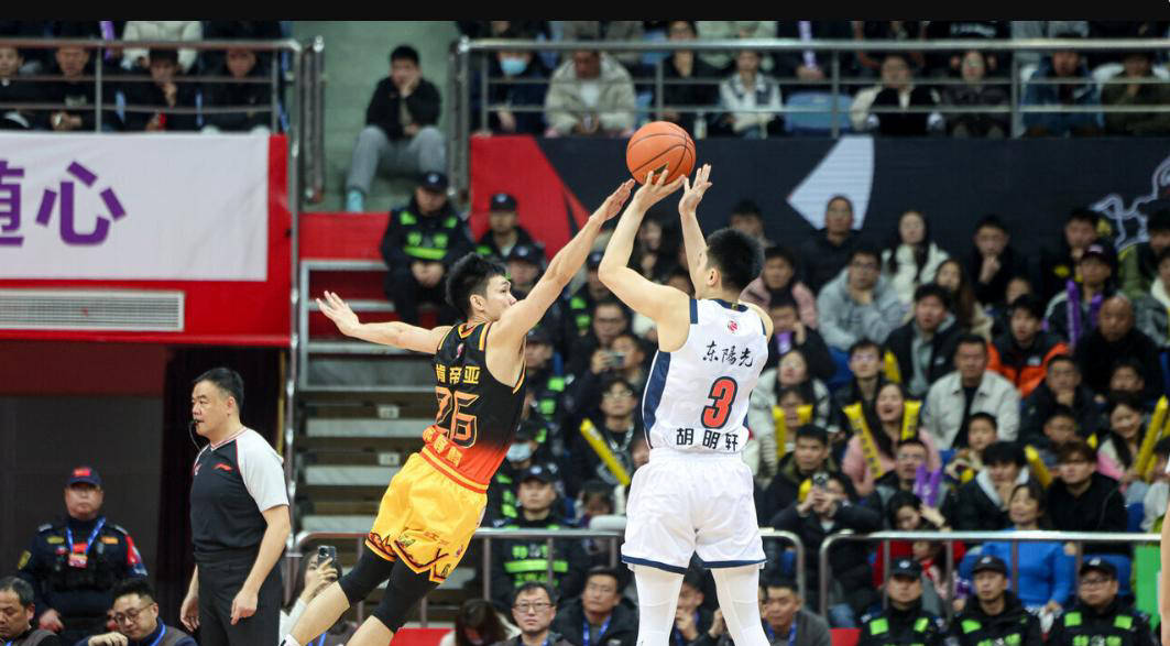 输给江苏队启示：用张皓嘉排挤徐昕，细数杜锋执教的三大致命错误