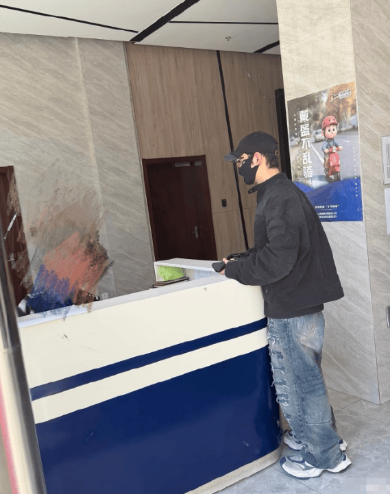 黄晓明带子骑行违反交规 主动赴交警队接受处罚引热议