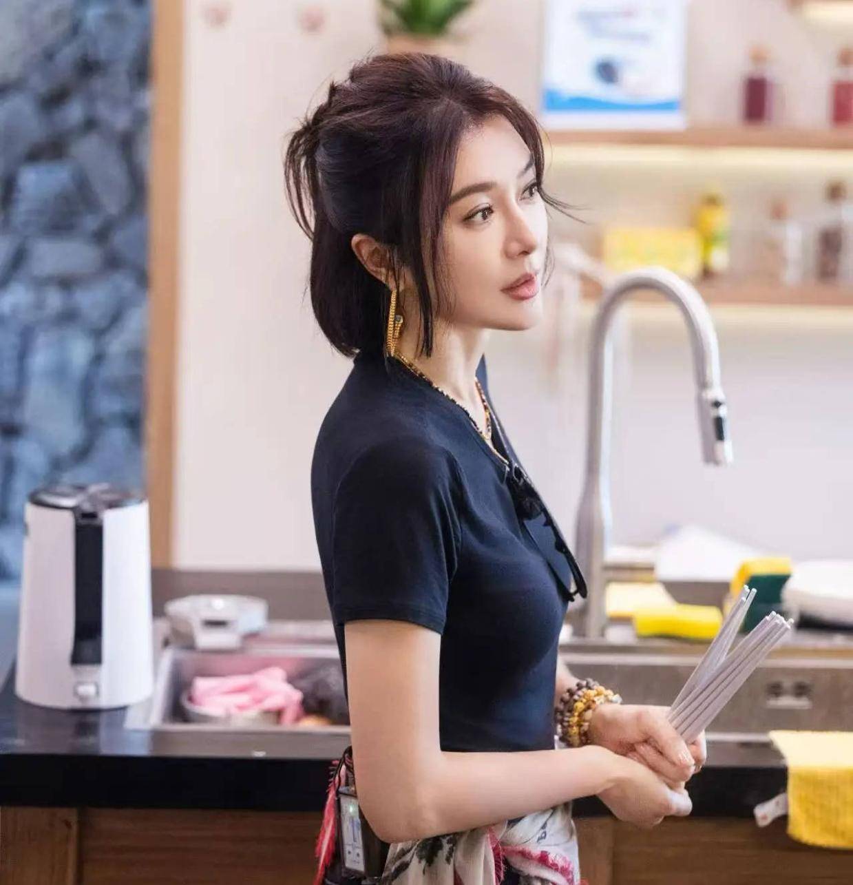 秦岚工作室辟谣与金子涵关系：素不相识，无任何交集