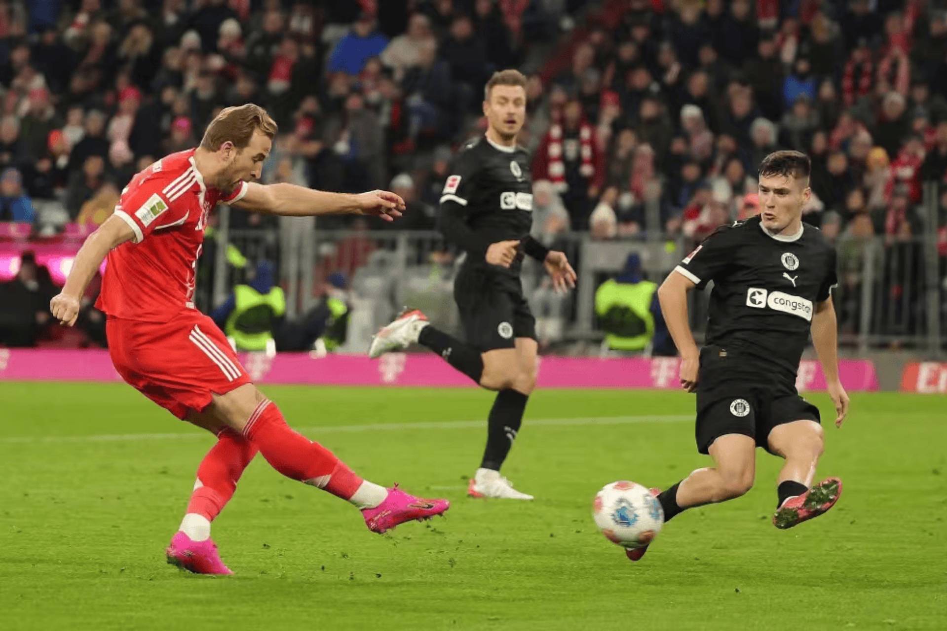 德甲焦点战：圣保利 VS 拜仁慕尼黑，拜仁双线暴走状态拉满，圣保利残阵难逃一场大败？