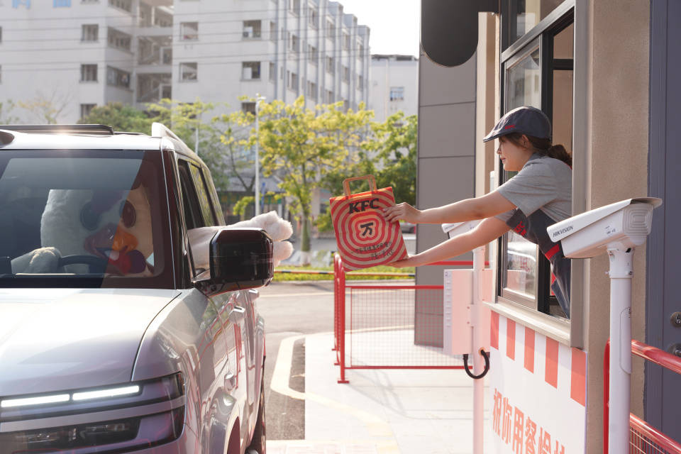 比亚迪闪充趣味出圈！“吃个肯德基的功夫，车就充饱了？”