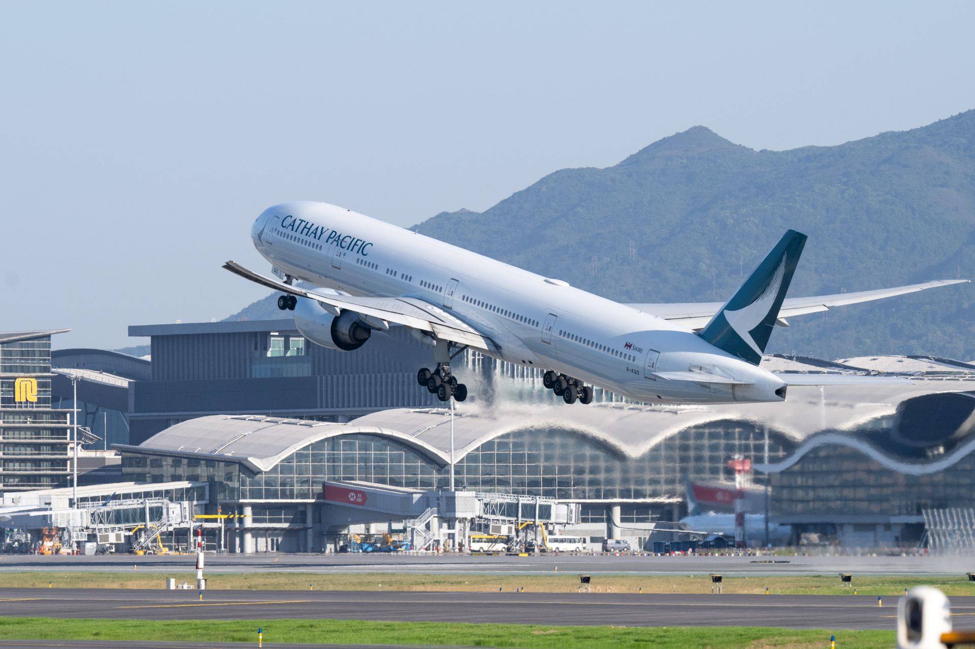 燃油成本高涨,国泰航空将取消2%的客运航班 -华闻时空