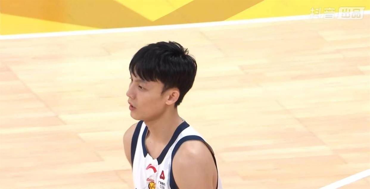 胡金秋4分迷失，双外援轰31分！广东绝境中打出最不讲理一战