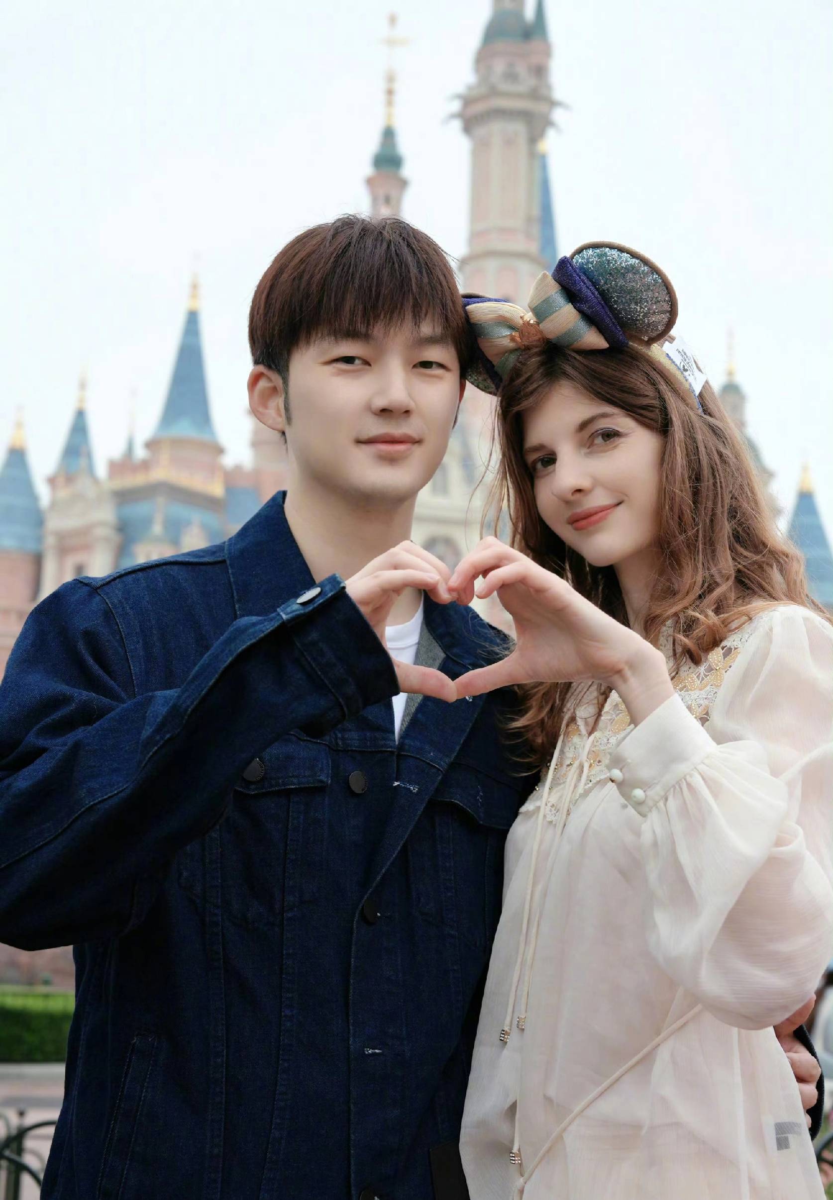 董力晒一家四口去迪士尼游玩一双儿女颜值惊艳老婆美的像公主