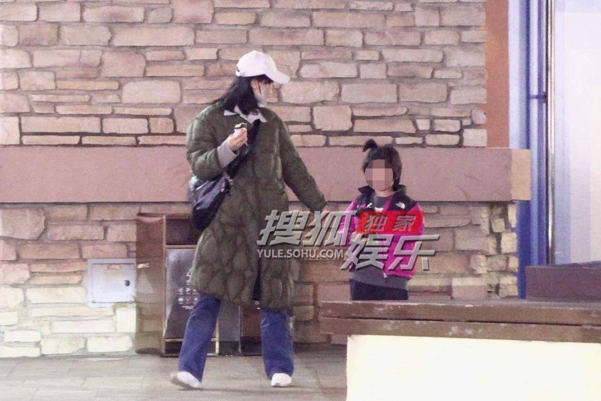 白百何携子商场温馨游，母爱满满尽显真情