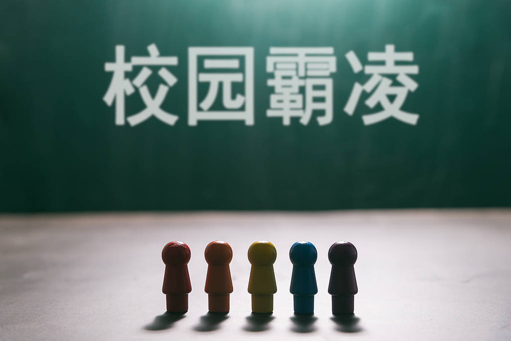 孩子被霸凌家长猝死调解室，学校怎么可能无责？