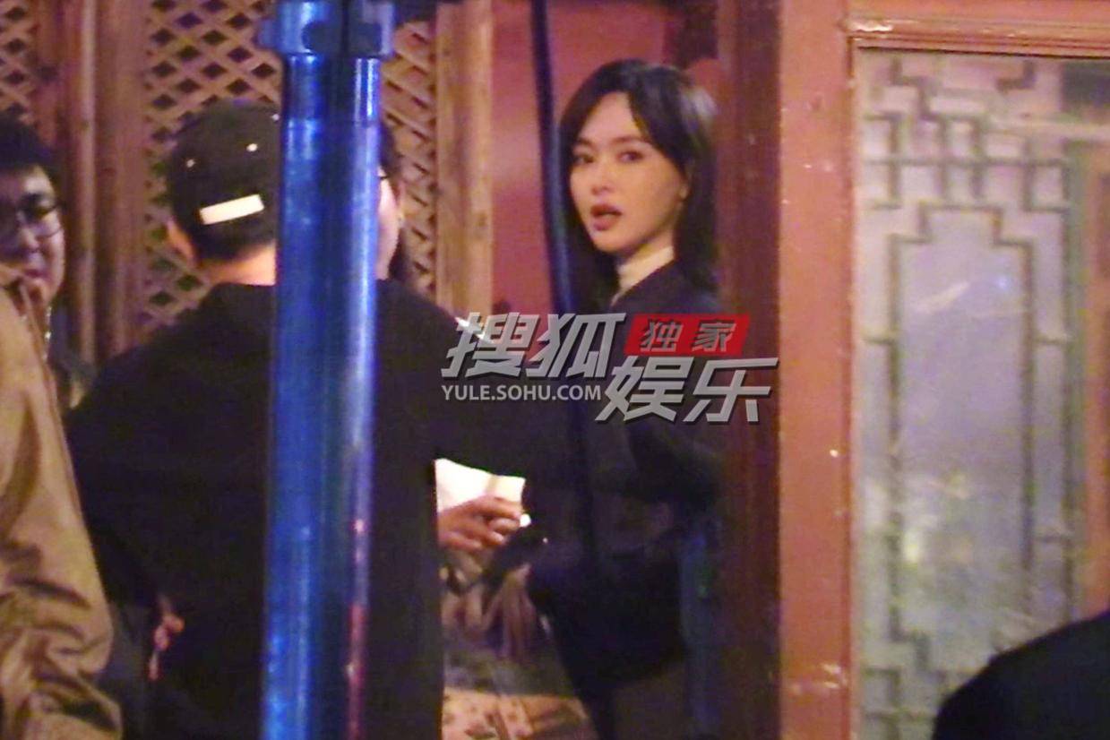 唐嫣新剧路透照惊艳！职场装扮干练活力十足引期待