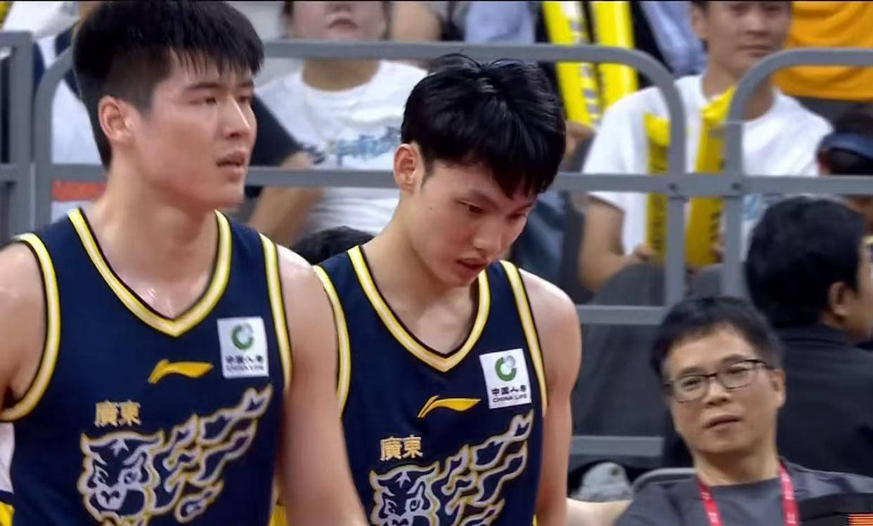 杜锋亲自揭露！广东队内部疑似矛盾爆发，徐杰携崔永熙逼宫换帅？