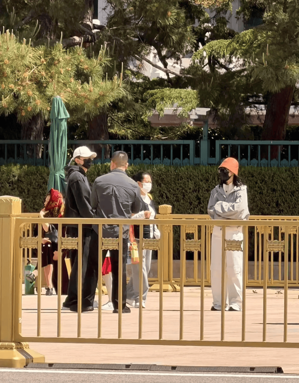 谢娜张杰一家天安门广场被偶遇 双胞胎萌态十足氛围温馨