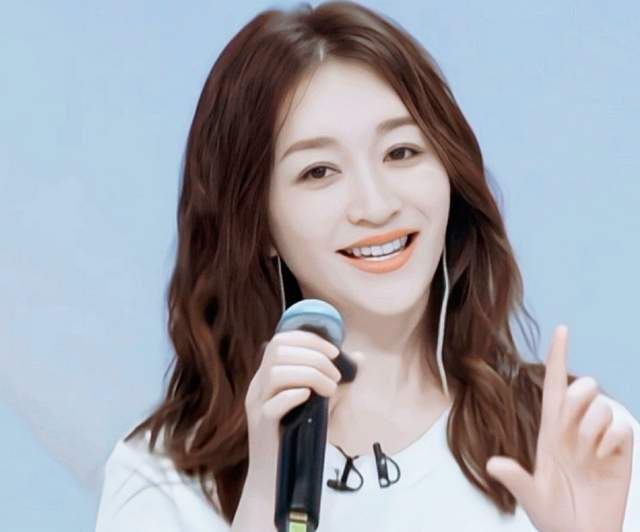 原创 和向太连线，李小冉曝因浪姐跑调哭两晚，50岁扎双马尾唱跳够牛了封面图