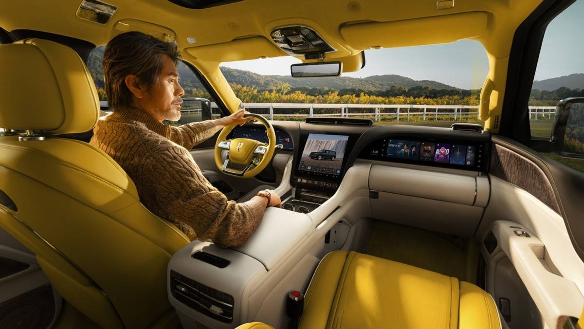 仰望登陆北京车展，U9X“破晓时刻”与U8L鼎藏版重塑豪华新境