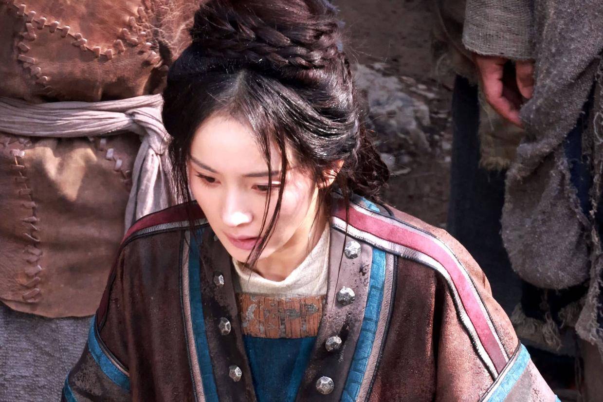 杨幂新剧路透引热议！微表情演技展现角色深度蜕变