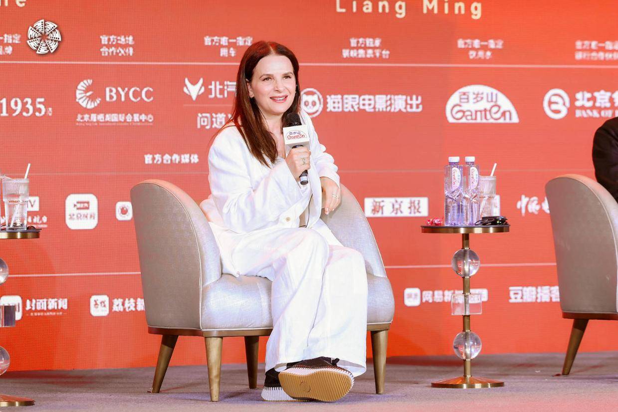 朱丽叶·比诺什：表演需摒弃理性，直觉引领艺术之路