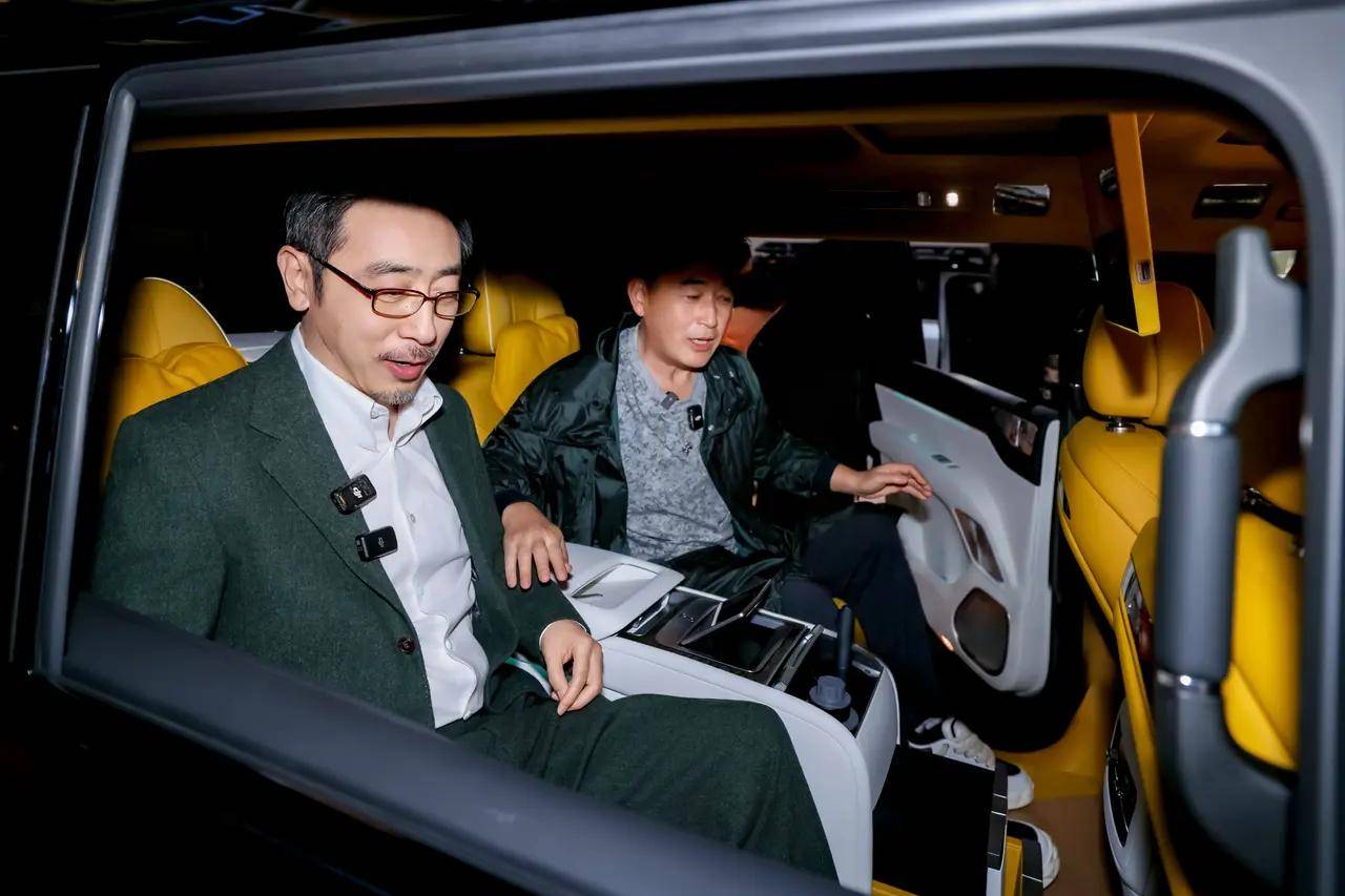 北京车展惊现“反派大佬”同框！他们的眼睛瞄准了同一款车，比亚迪仰望！