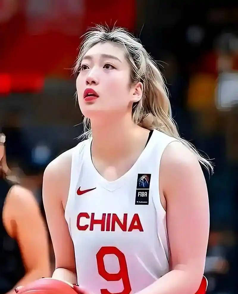 女篮锋线迎新希望，21岁“新李梦”邓雨婷驰援，宫鲁鸣寄予厚望
