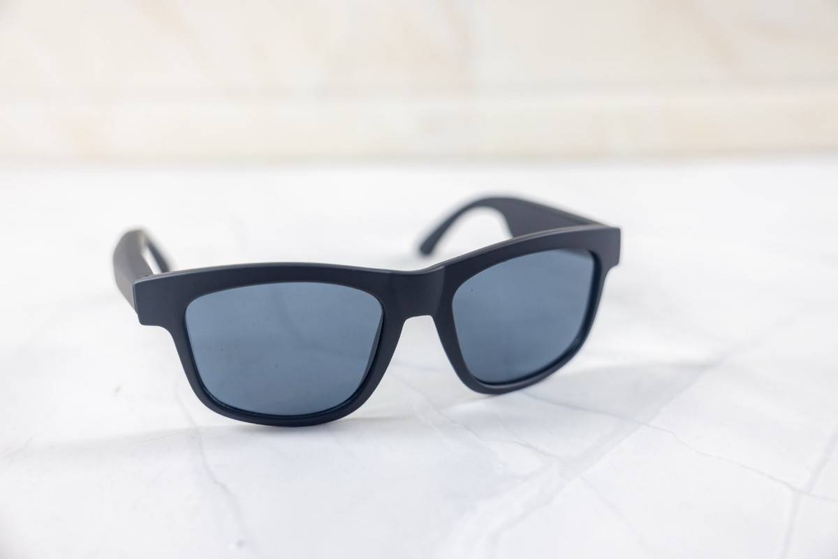 墨镜+耳机+AI交互，不足百元的飞雅F1智能眼镜体验