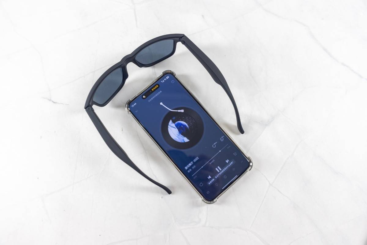 墨镜+耳机+AI交互，不足百元的飞雅F1智能眼镜体验