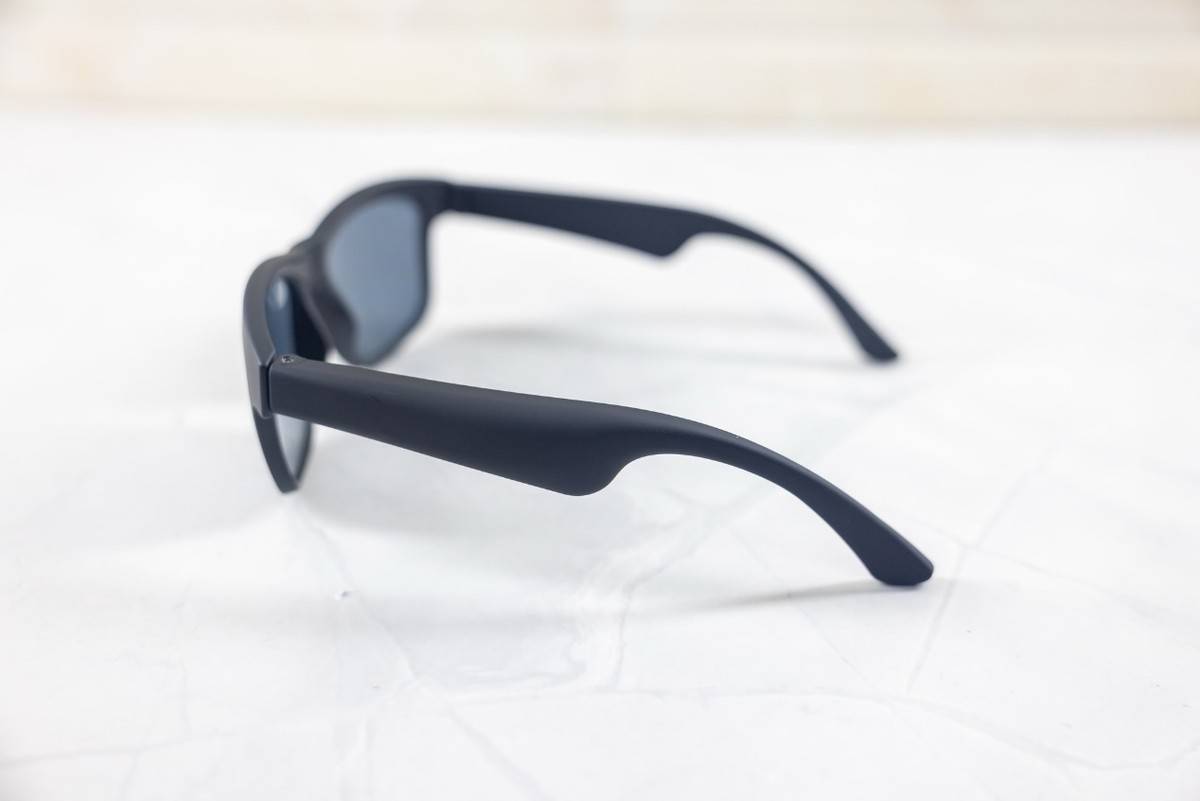 墨镜+耳机+AI交互，不足百元的飞雅F1智能眼镜体验