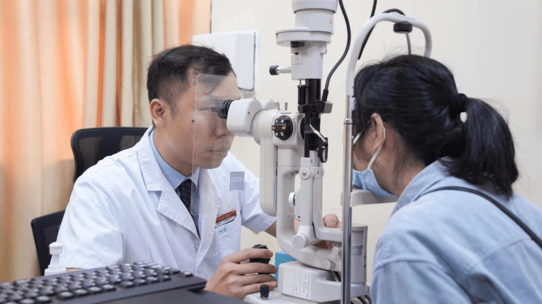 多重复杂眼病几近失明，东莞爱尔眼科谭泳昌团队精准施治助“水眼”患者重获清晰视界(图1)