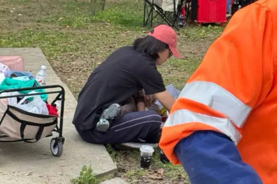 宋宁峰出轨风波后首现身，带娃游玩身形消瘦引关注
