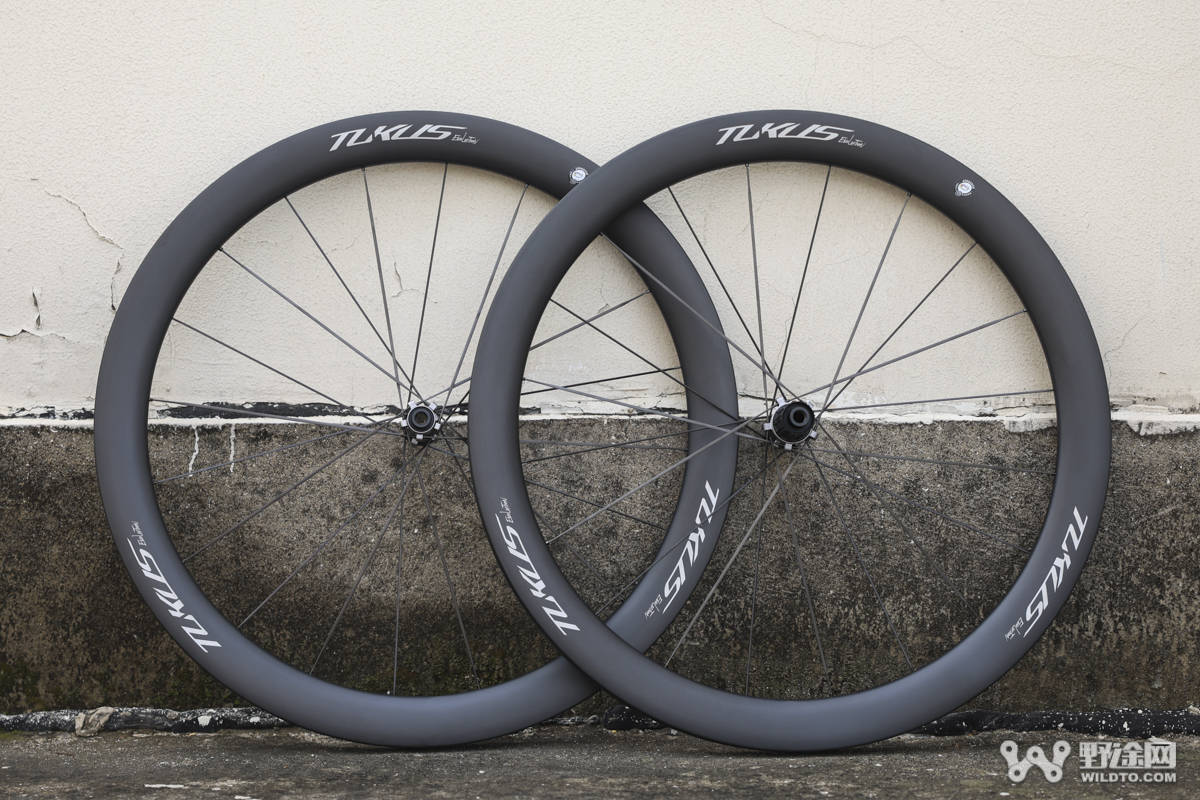 仅重1095g！ 钢碳辐条SCWS结构 TUKUS Evolution 50公路轮组实测_搜狐汽车_搜狐网