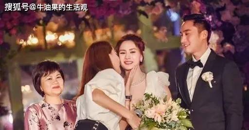 阿娇结婚照曝光,迷人婚纱裙深v开到肚脐,气场碾压伴娘美如公主