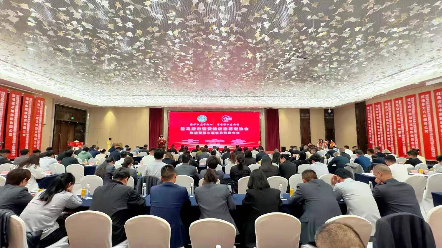 פ����������άȨ־Ը��Э�ỻ���ߵ����λ�Ա��������ٿ� Ѧ������ѡ��һ��᳤