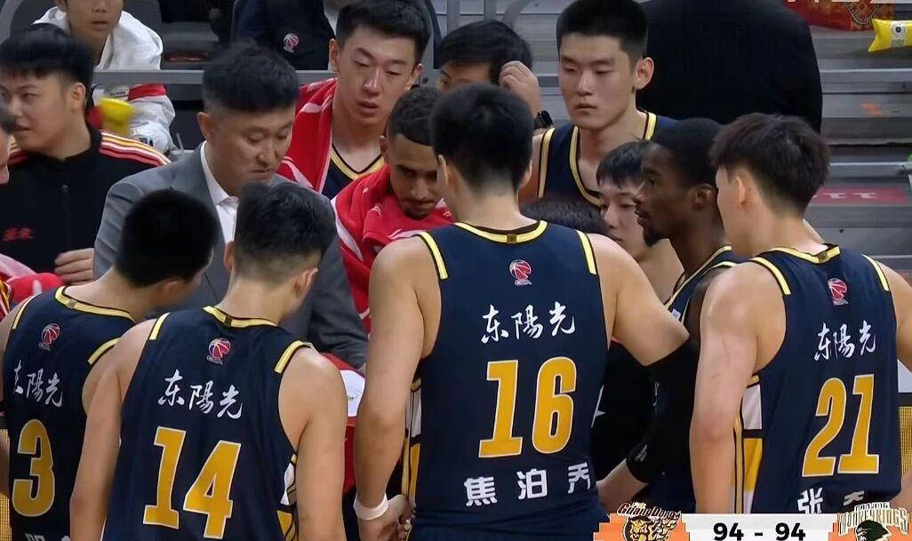 广东男篮最新动态：杜锋连夜开会总结，胡明轩伤情严峻，黄牛票贩损失惨重