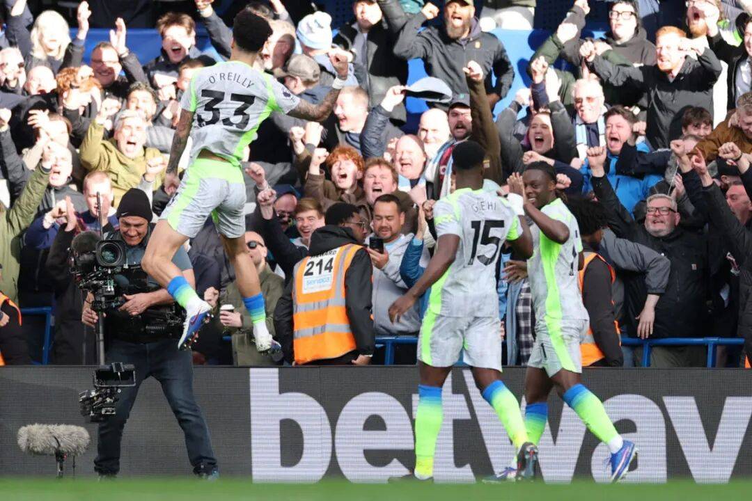 Man City closes in on Arsenal in title race, beats Chelsea