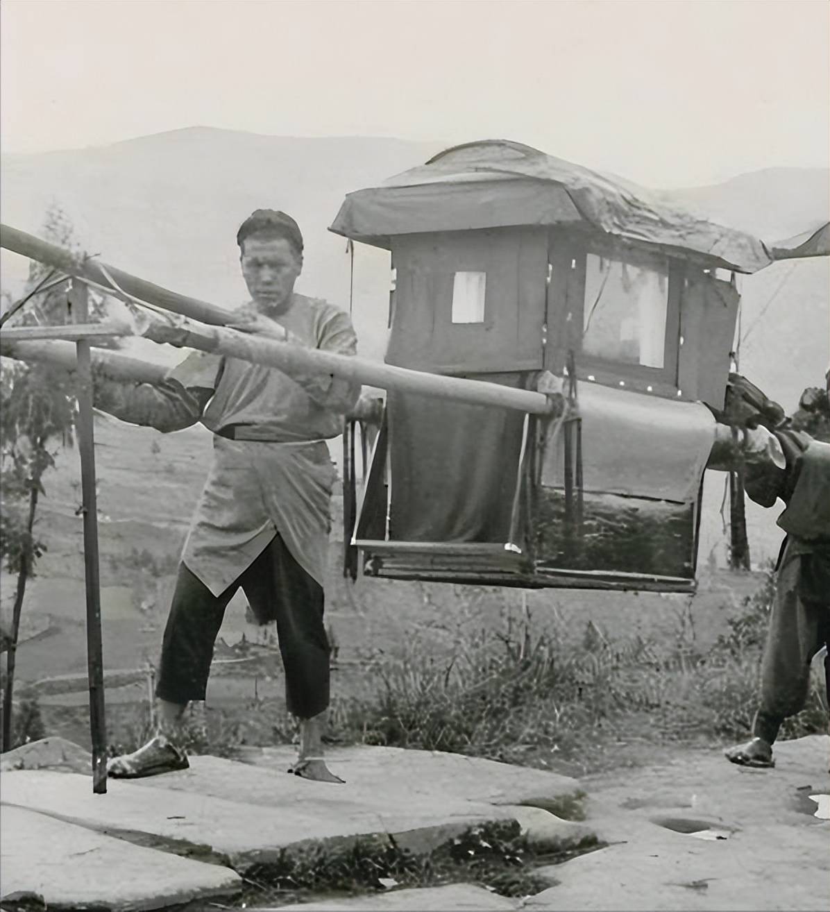 1905年王维勤被活剐凌迟时一张罕见留影面向人群一脸的绝望