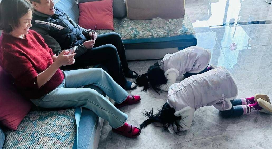 离开上海后，前国脚加盟大连，妻子年轻漂亮，现已是两个女儿的爹